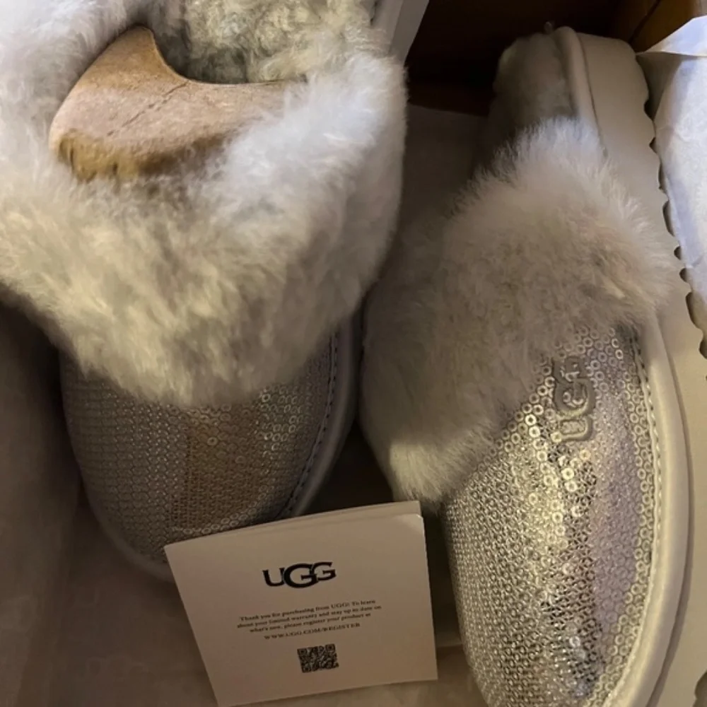 🆕UGG Kids Cozy II Genuine Shearling Scuff Slipper Silver Sequins VACY VIBE::NIB